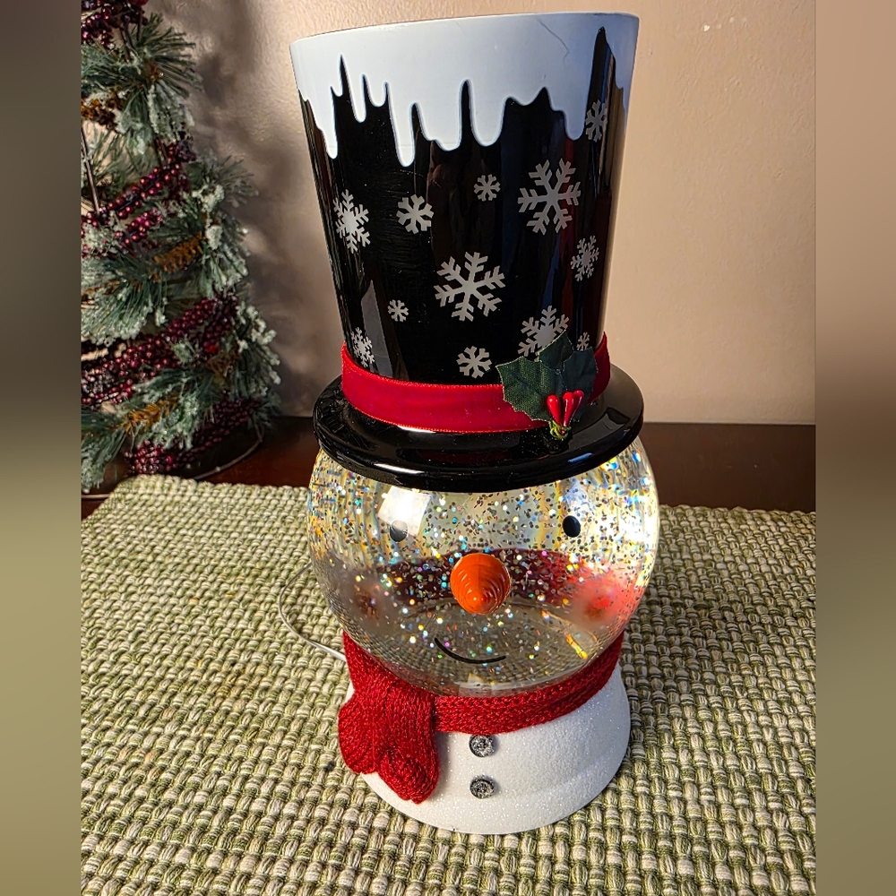 FIRM ~ Beautiful Snowman Snow Globe Light